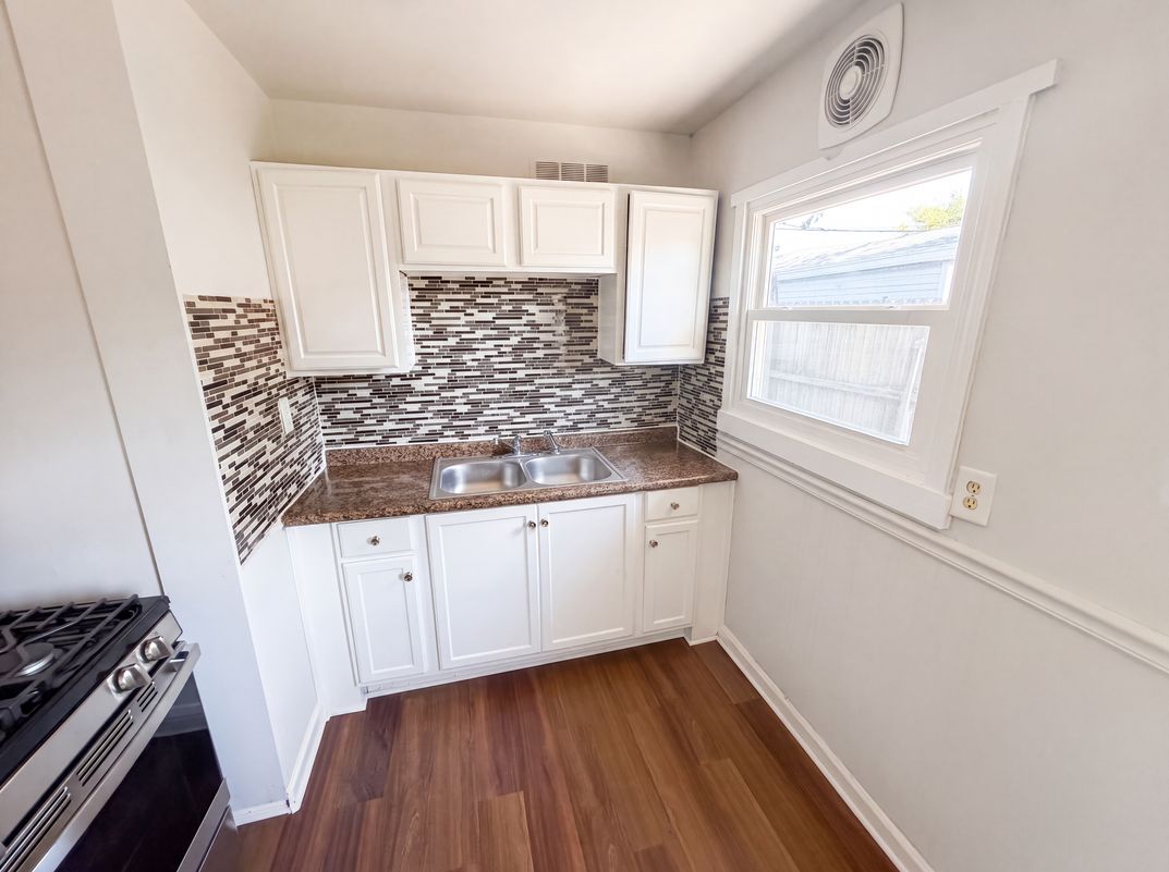 Photo 8 of 18 of 3125 Midvale Dr, Indianapolis, IN