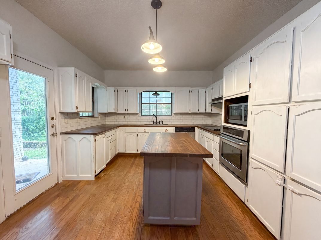 Property photo 2 of 3504 Victorian Dr