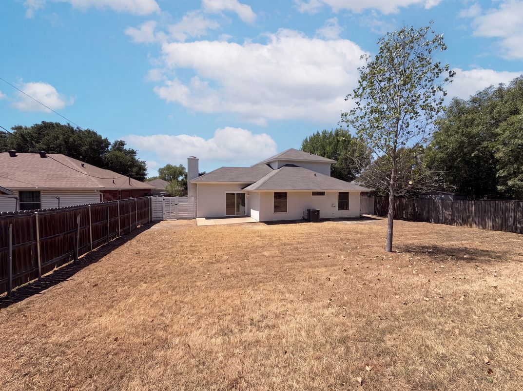 Photo 5 of 19 of 6612 Lakeside Dr, Lake Worth, TX