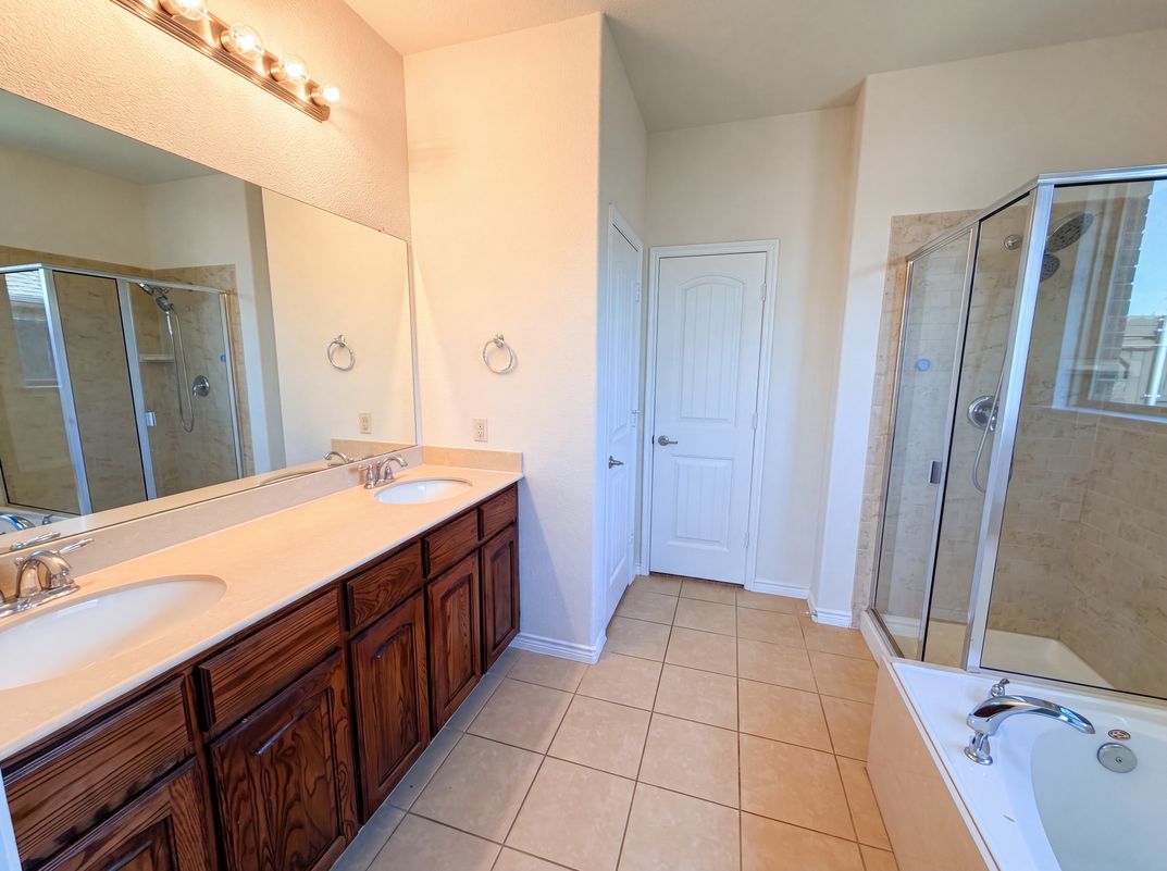 Photo 17 of 22 of 1217 Maverick Ln, Royse City, TX