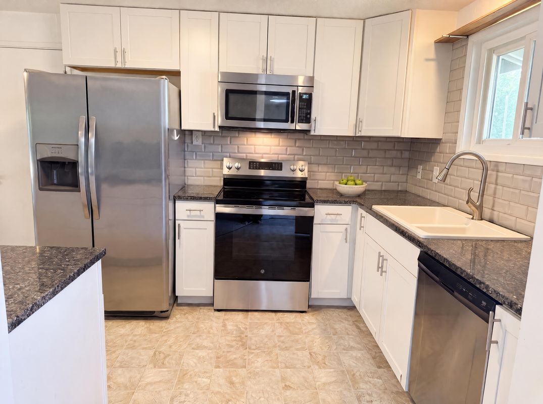 Property photo 2 of 220 NE Cambridge Cir