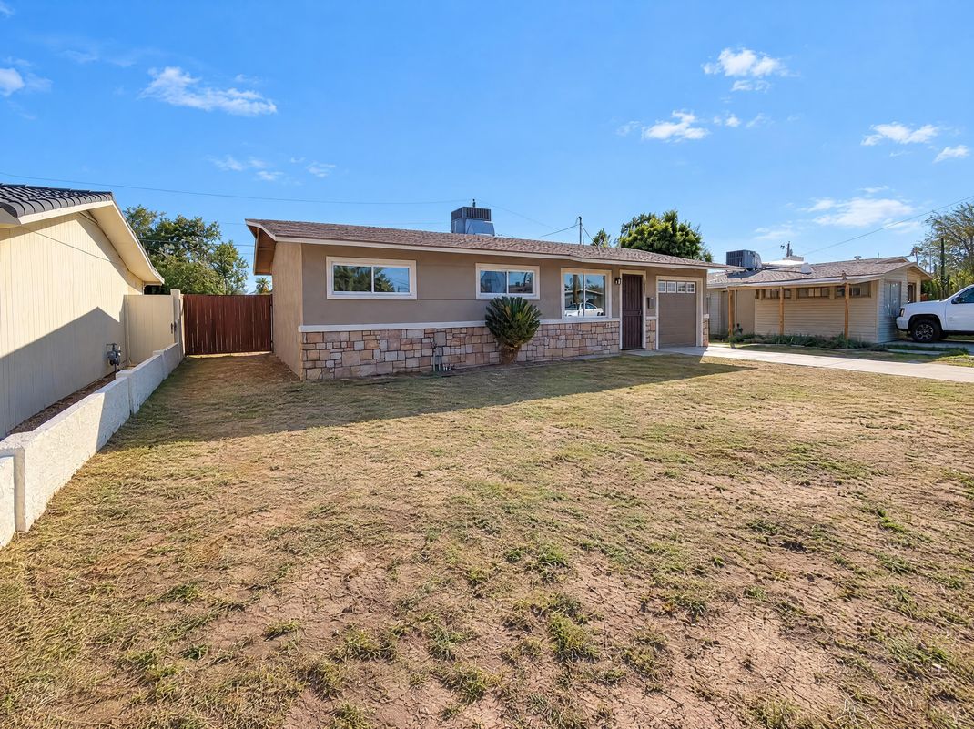 Property photo 1 of 2221 W Altadena Ave