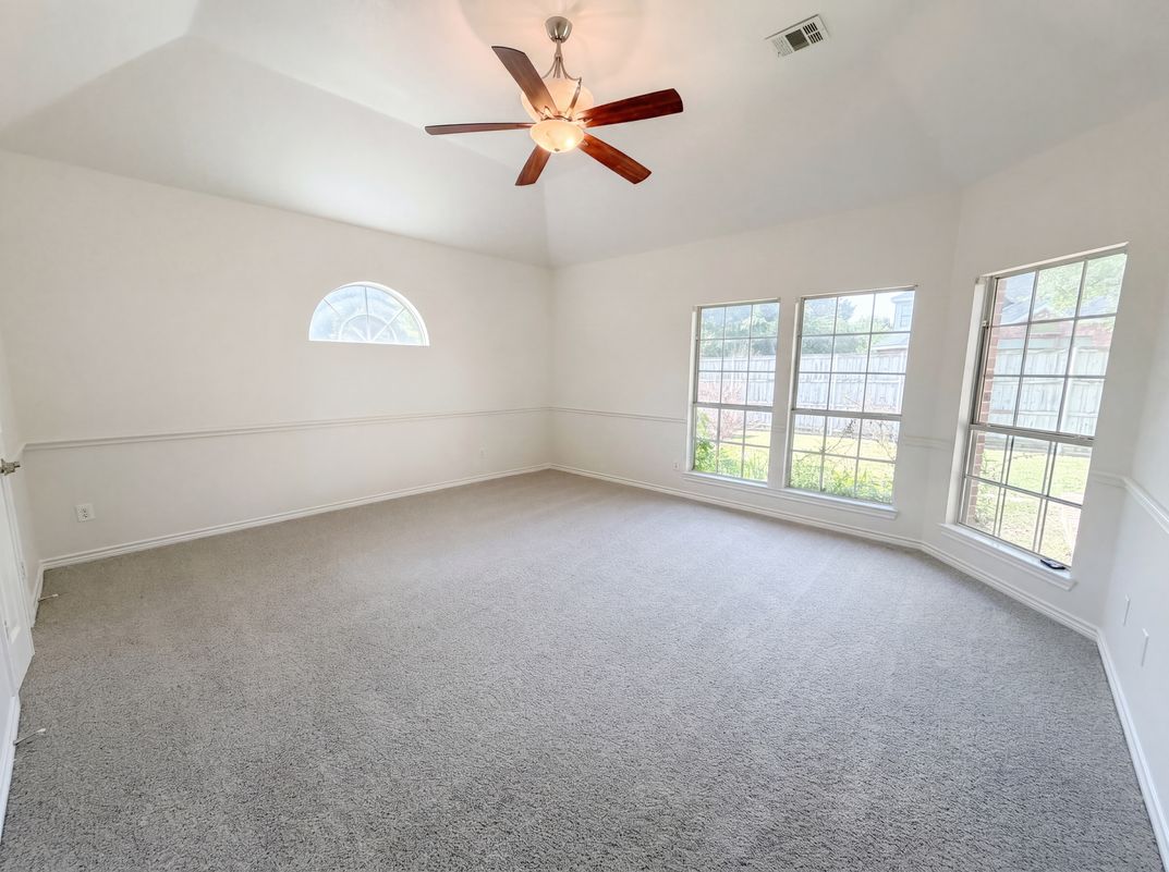 Photo 9 of 28 of 1126 Glencoe Dr, Glenn Heights, TX
