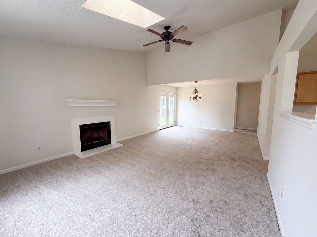 Property photo 3 of 204 N Crossing Dr