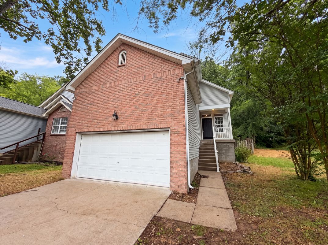 Property photo 1 of 4046 Farmingham Woods Dr