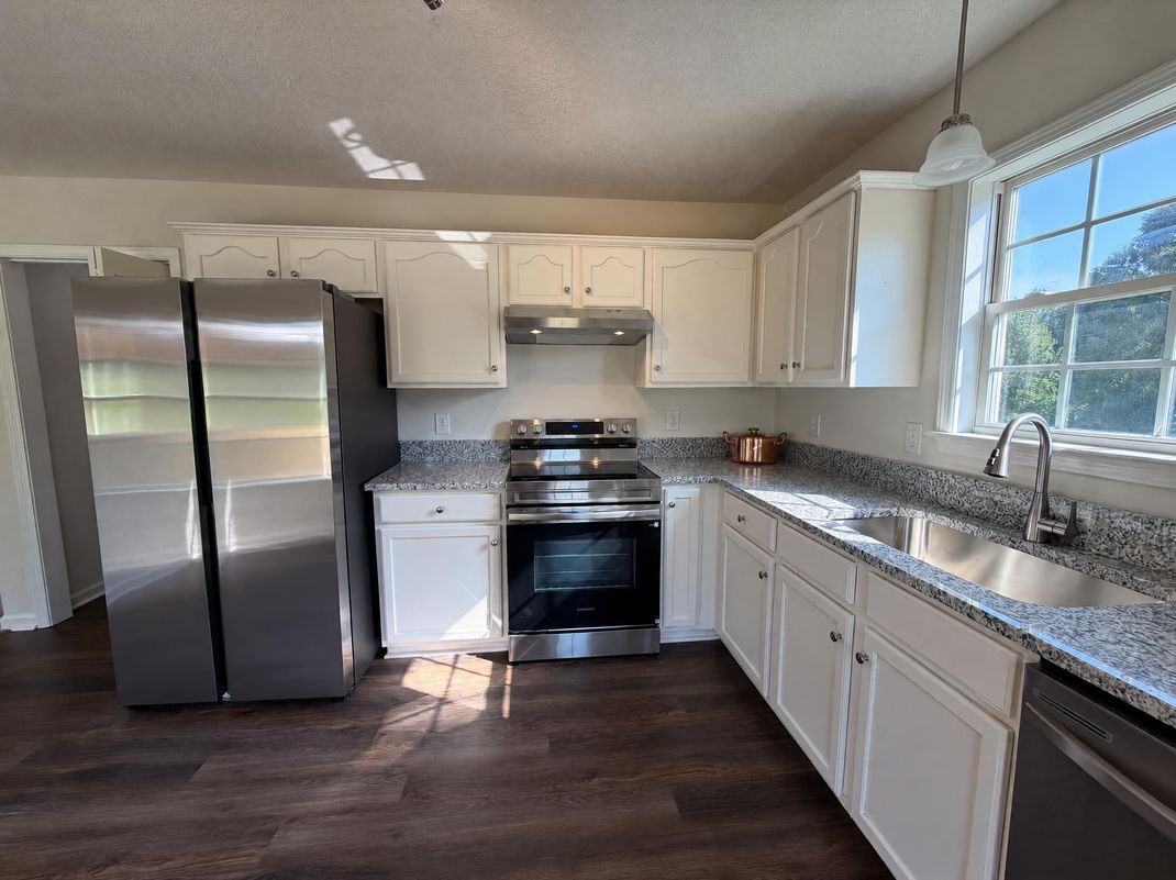 Property photo 2 of 1667 Oakview Way