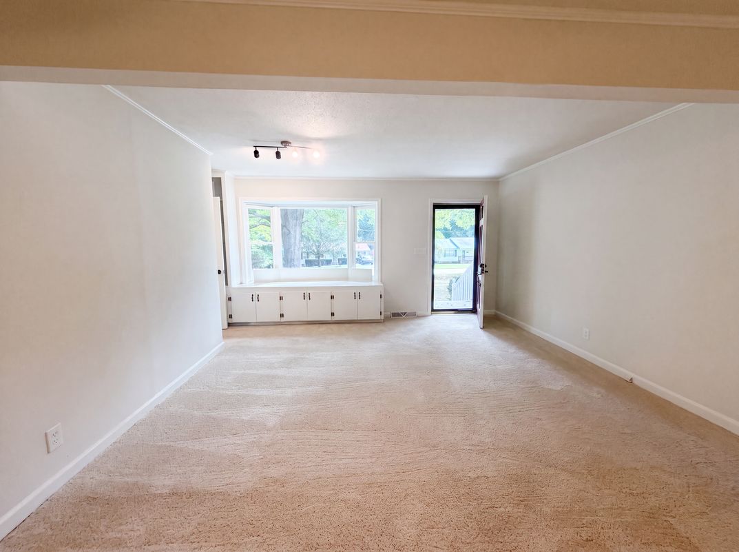Property photo 3 of 1077 Allendale Cir