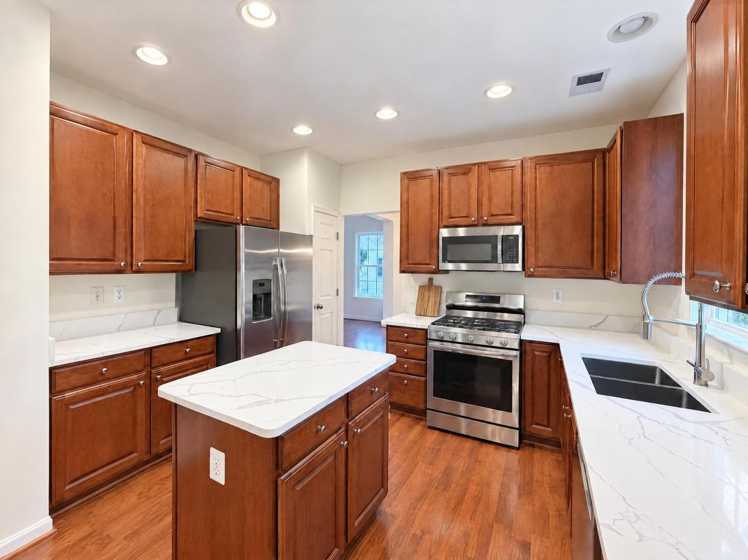 Property photo 2 of 12001 Vantage Point Ct