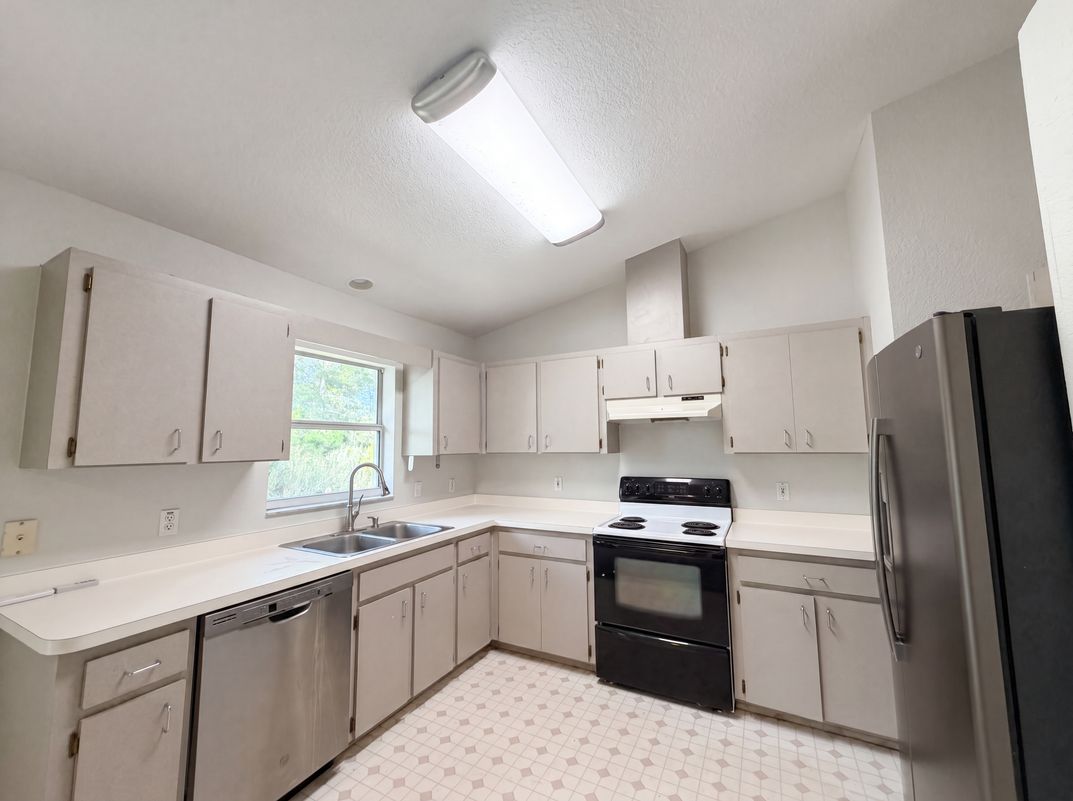 Property photo 2 of 17956 SW 25th Avenue Rd