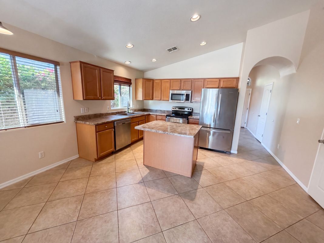 Property photo 2 of 831 N Robson