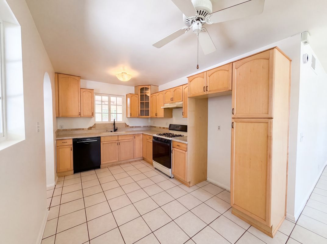 Property photo 2 of 1426 E Williams St