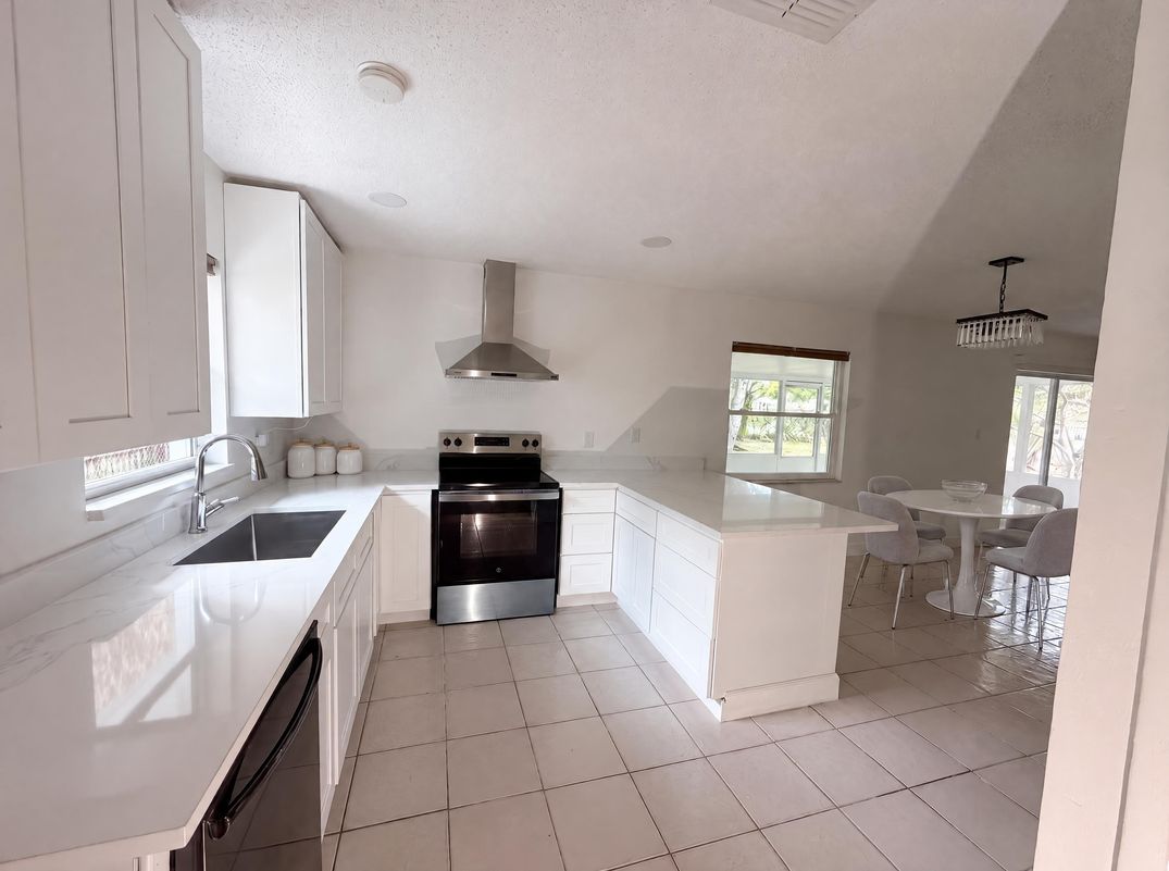 Property photo 2 of 2401 Myakka Dr