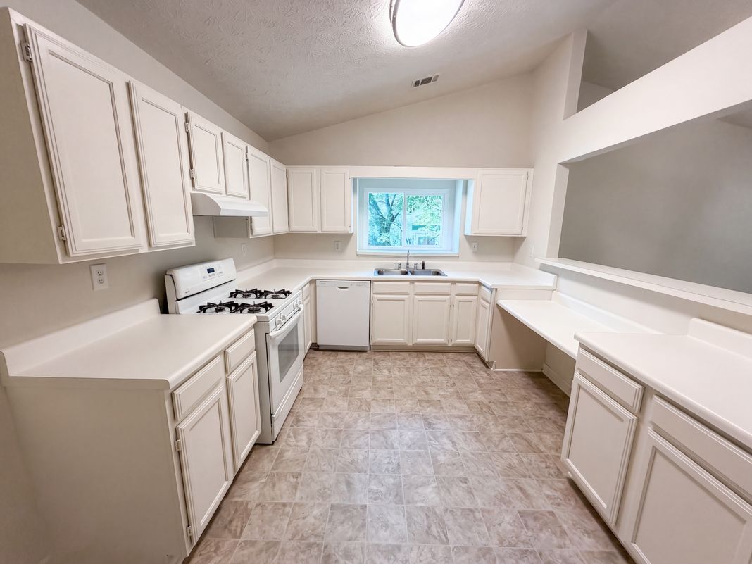 Property photo 2 of 3725 Windy Hill Dr SE