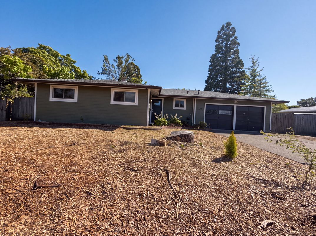 Property photo 1 of 220 NE Cambridge Cir