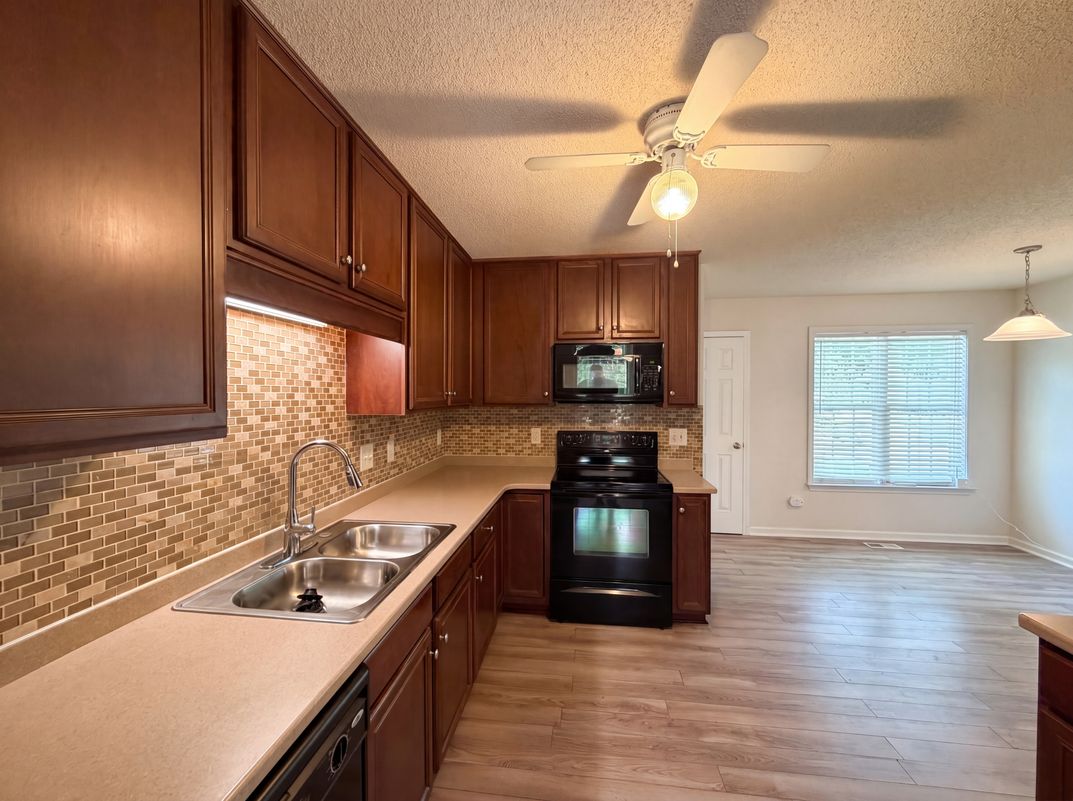 Property photo 2 of 470 Kinsman Ct