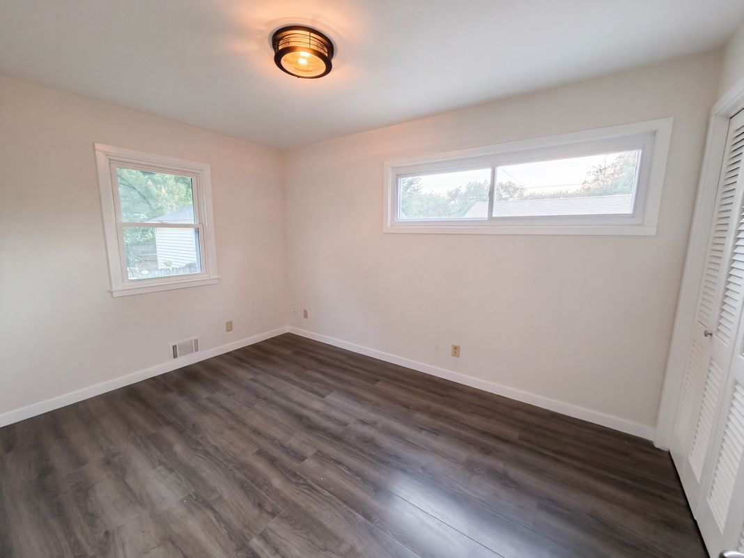 Property photo 3 of 572 11th Ave NW