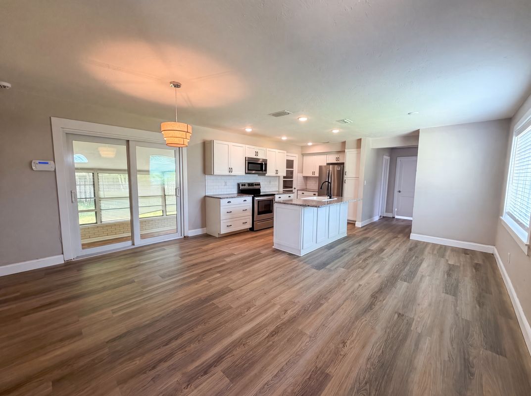 Property photo 2 of 1521 W River Shore Way