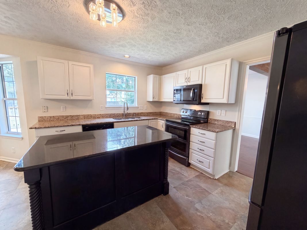 Property photo 2 of 2036 Glastonbury Dr