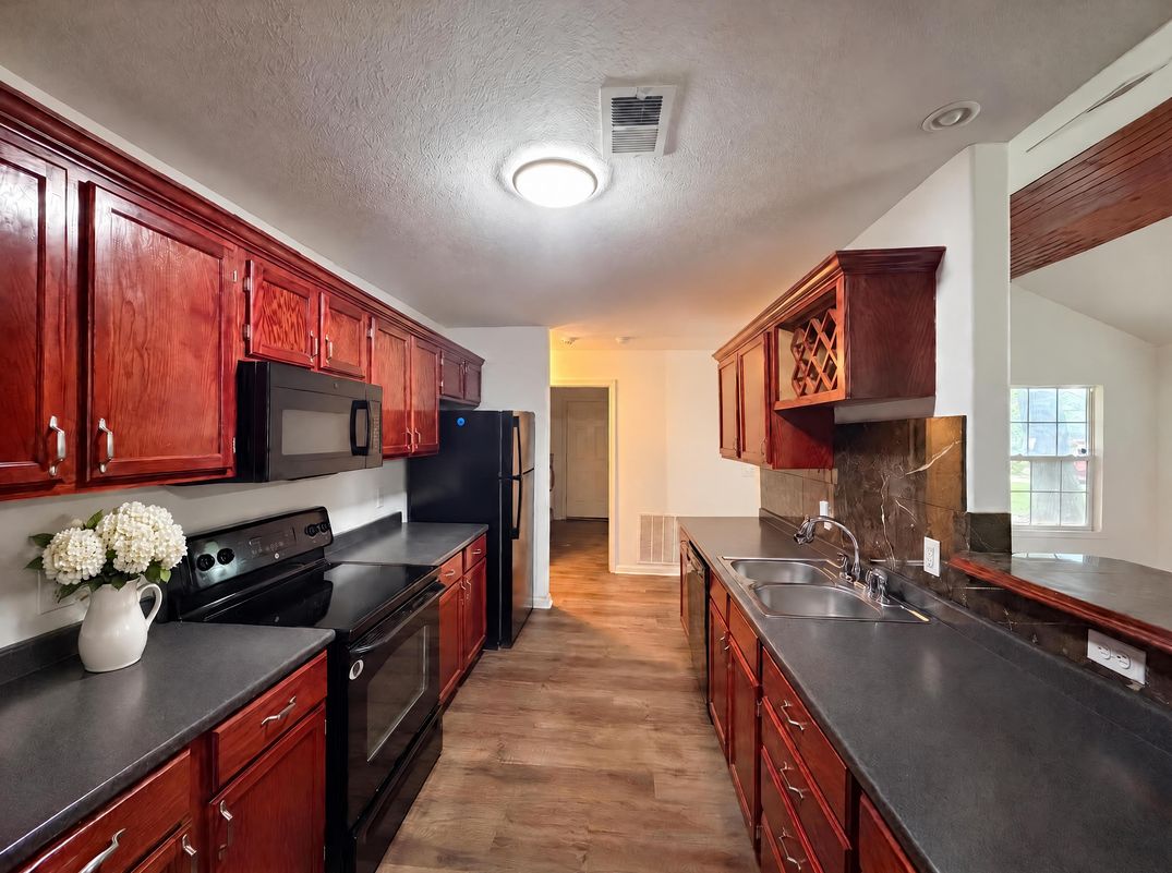 Property photo 2 of 905 S Butler Ter