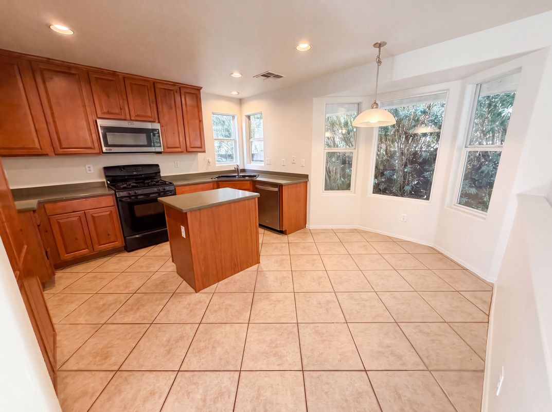 Property photo 2 of 1214 E Frances Ln