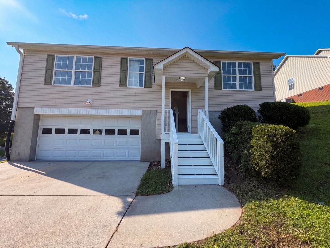 Property photo 1 of 1667 Oakview Way