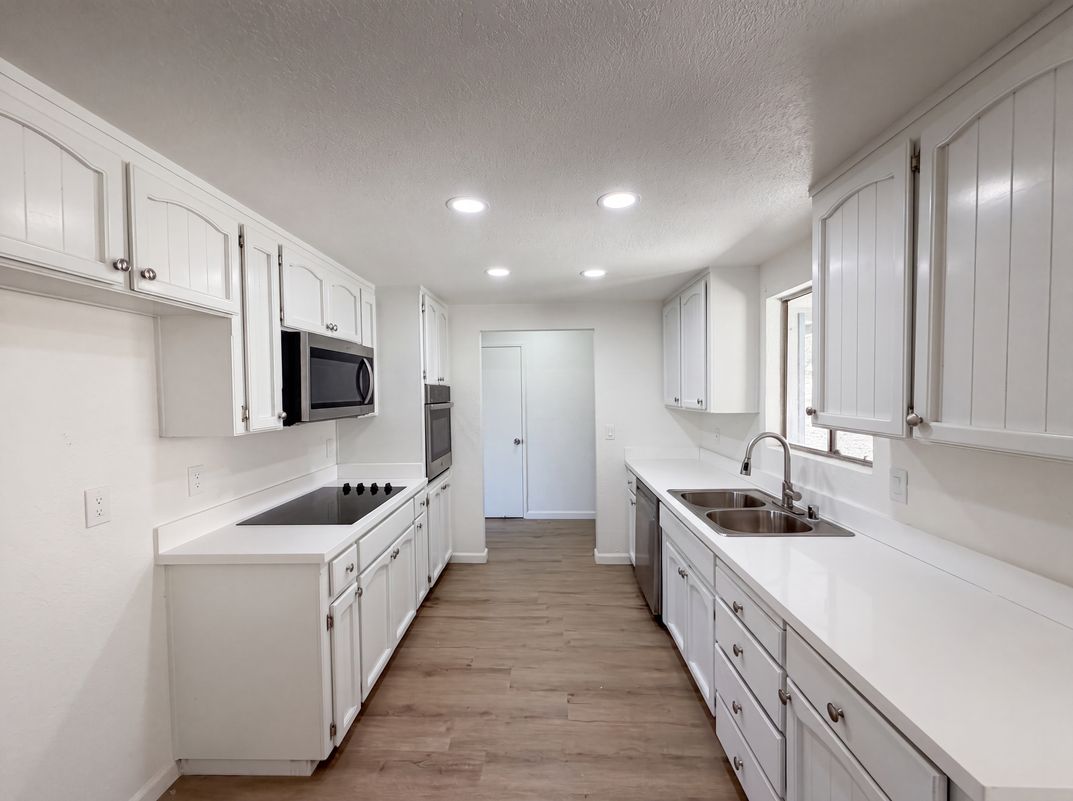 Property photo 2 of 6041 Thornicroft Dr