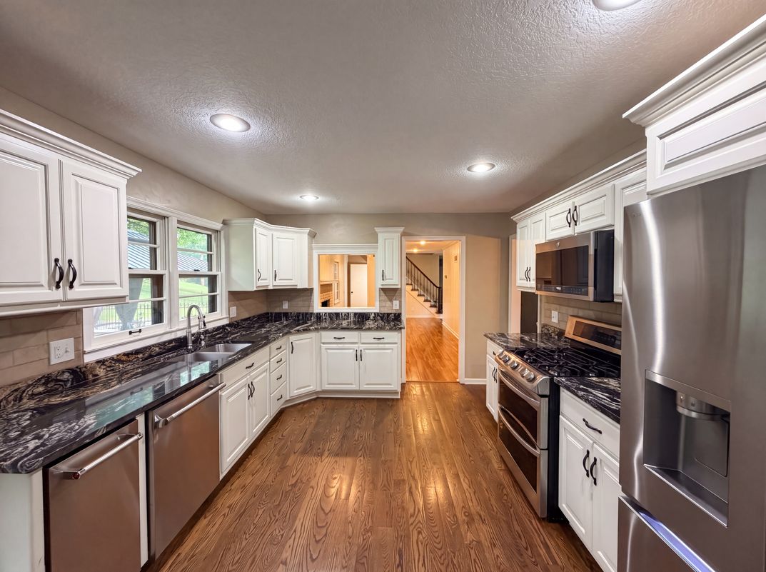 Property photo 2 of 4321 NW Briarcliff Ln