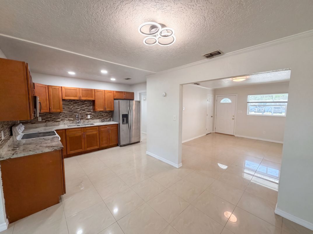 Photo 10 of 25 of 15525 Bedford Cir E, Clearwater, FL
