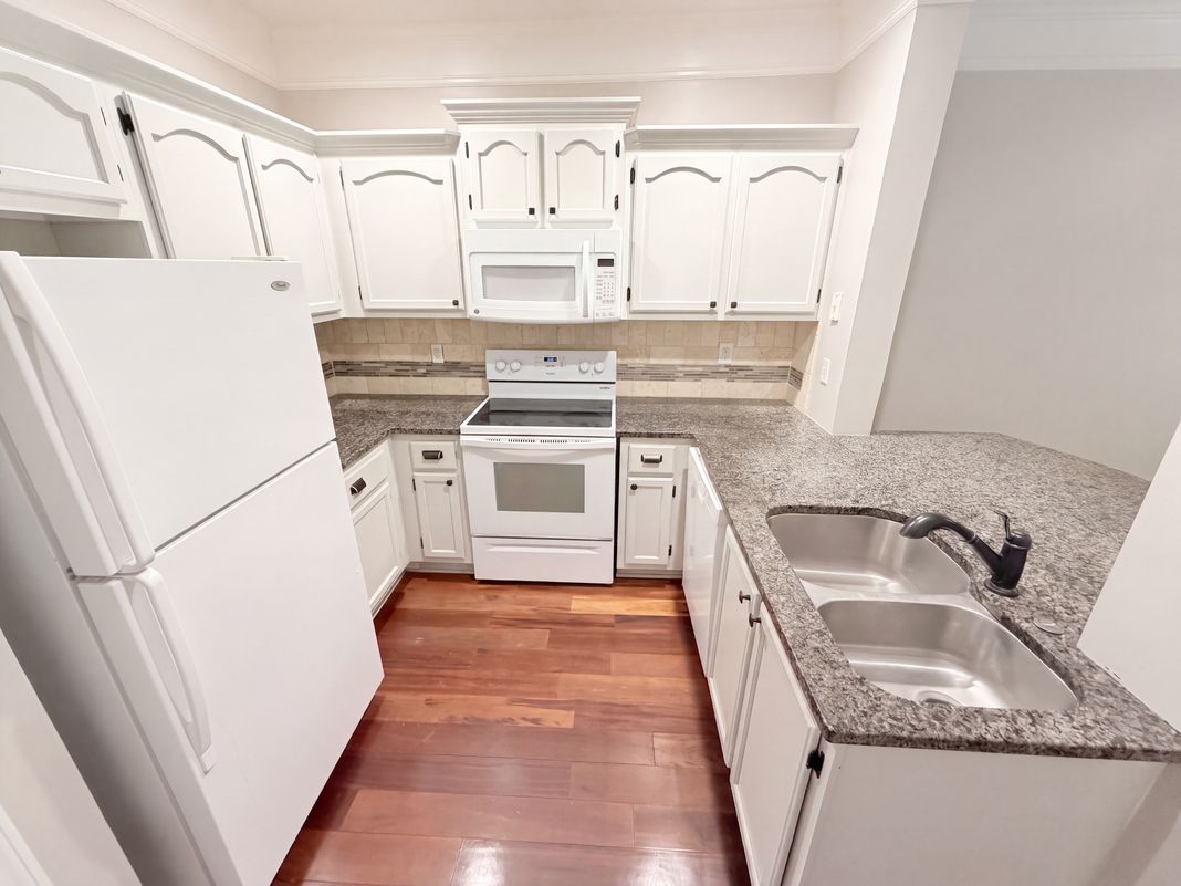 Property photo 2 of 2700 Pine Tree Rd NE Unit 3006