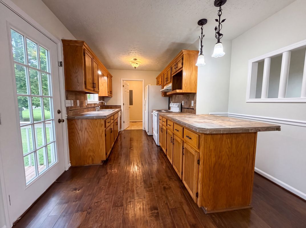 Property photo 2 of 610 W Harper Rd