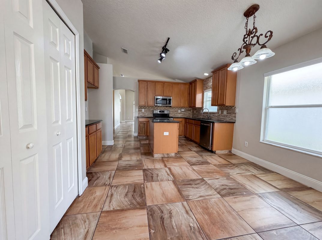 Property photo 2 of 617 Birchbark Trl