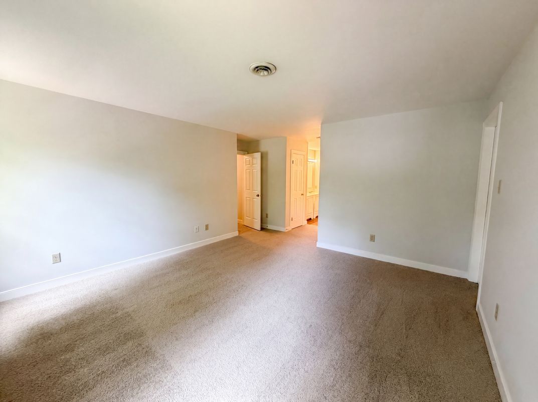Photo 13 of 21 of 5517 W Bay Ct, Midlothian, VA
