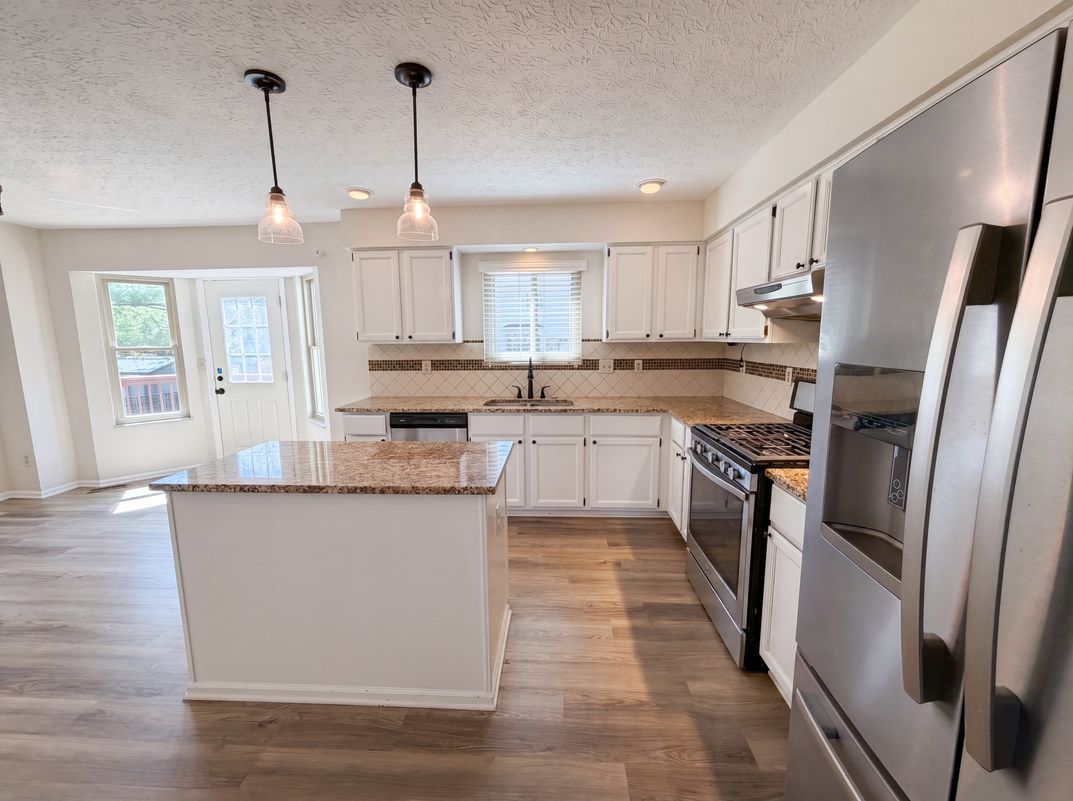 Property photo 2 of 4976 Vicksburg Ln