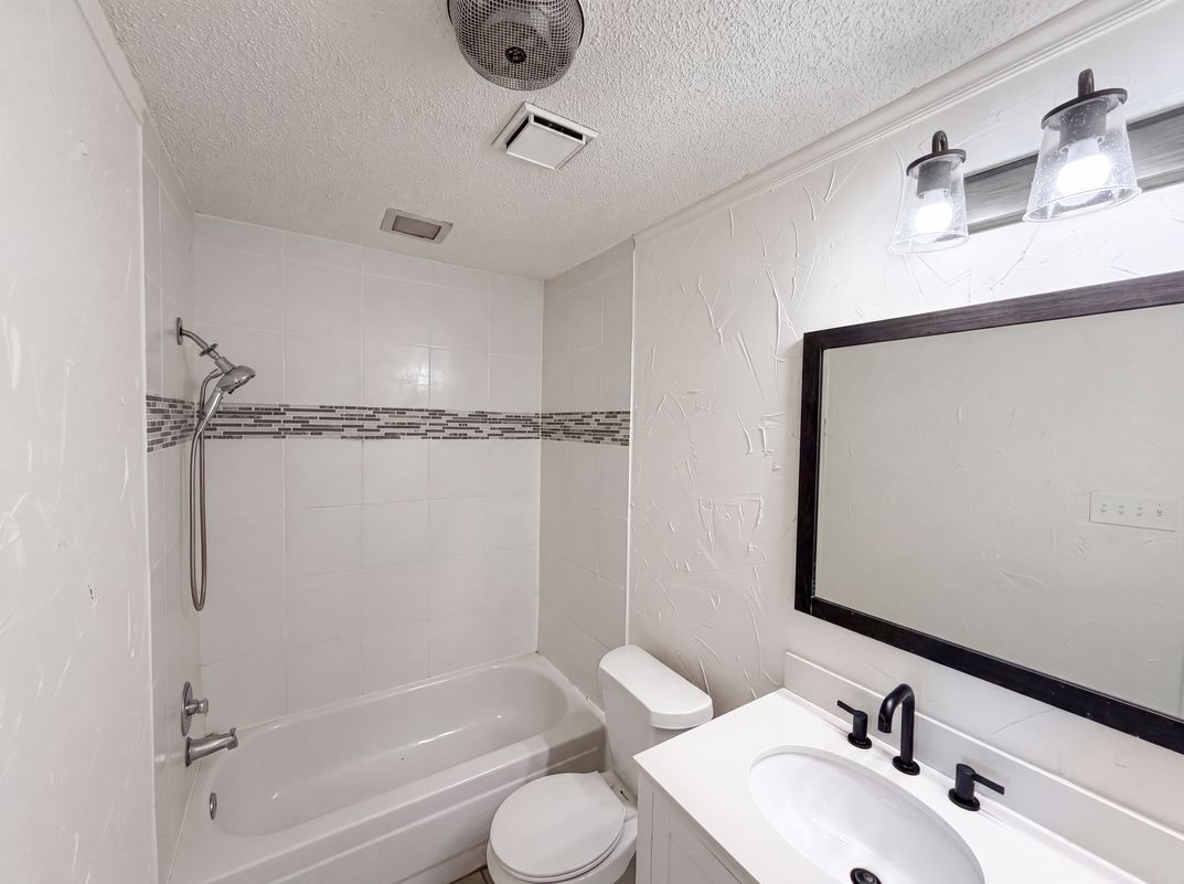 Photo 14 of 19 of 6612 Lakeside Dr, Lake Worth, TX