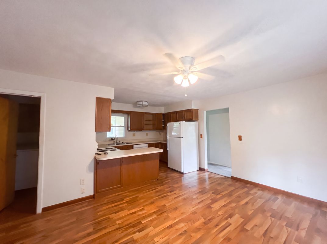 Property photo 2 of 912 Hollycrest Dr