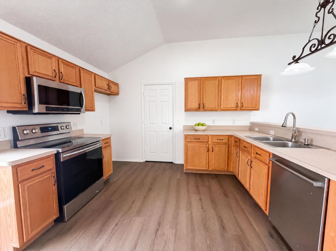 Property photo 2 of 1033 Olivewood Ln