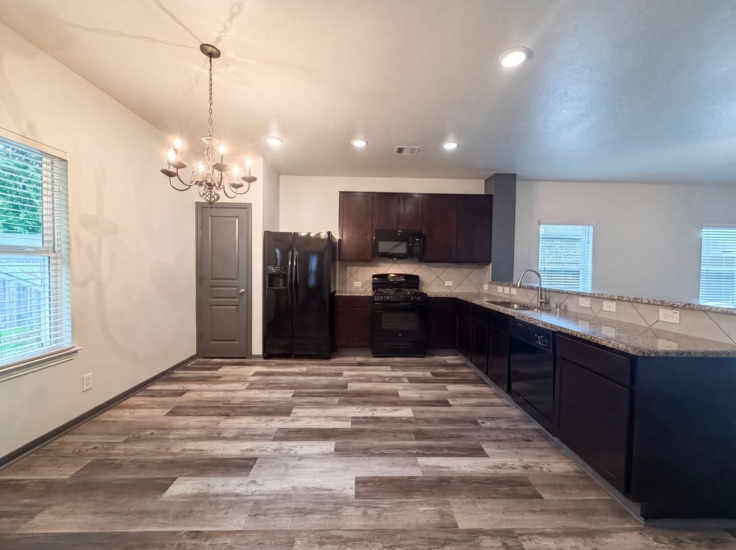 Property photo 2 of 18664 Legend Oaks Dr