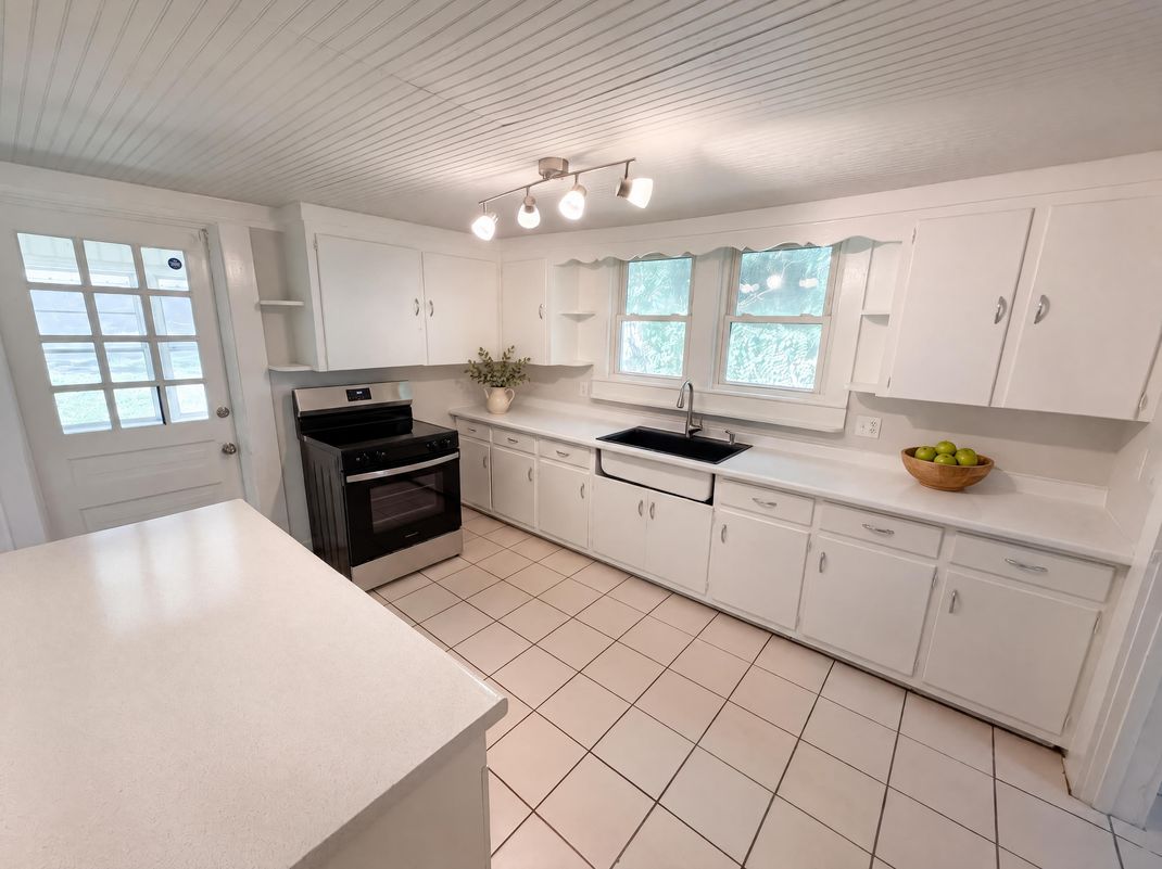 Property photo 2 of 208 S Elm St