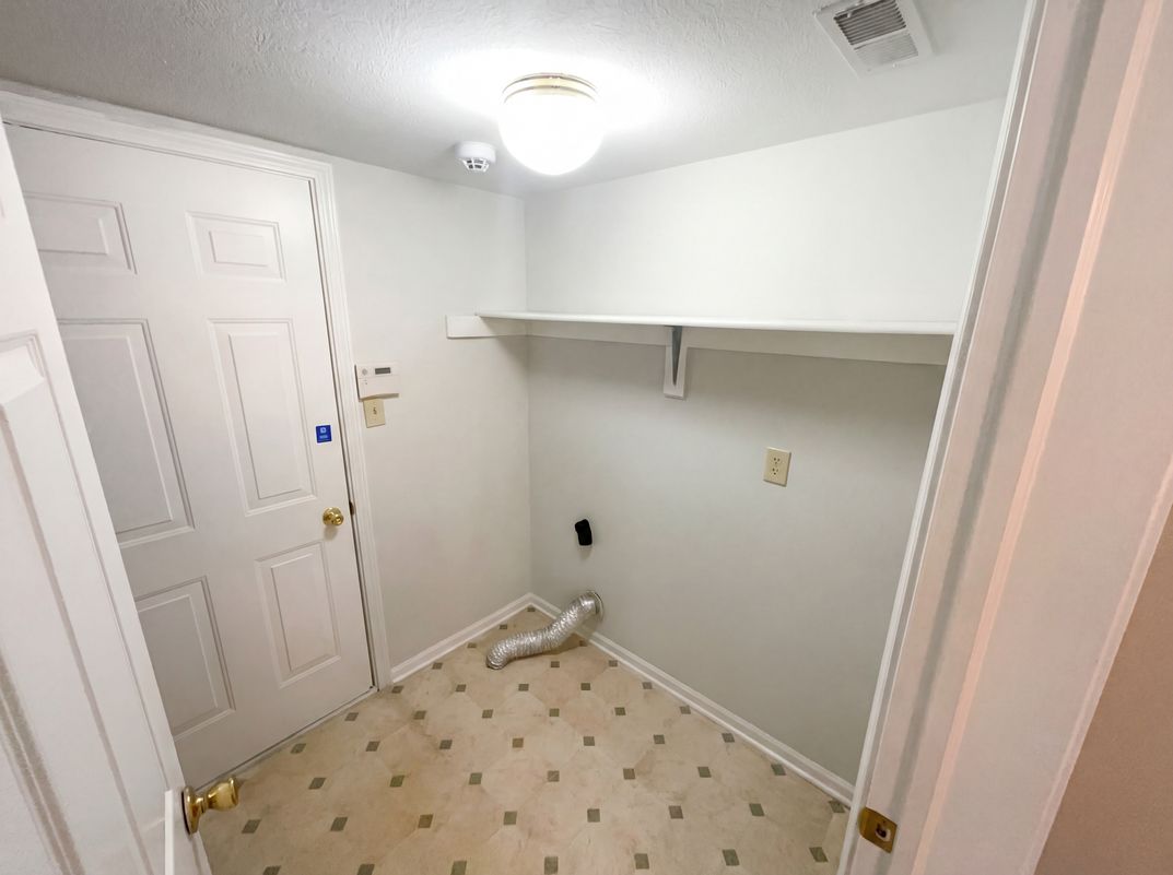 Photo 11 of 24 of 4925 Pembridge Dr, Indianapolis, IN