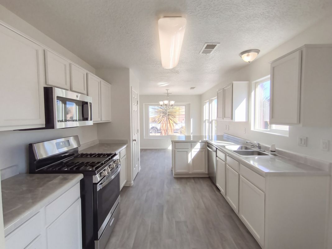 Property photo 2 of 6608 Mountain Hawk Loop NE