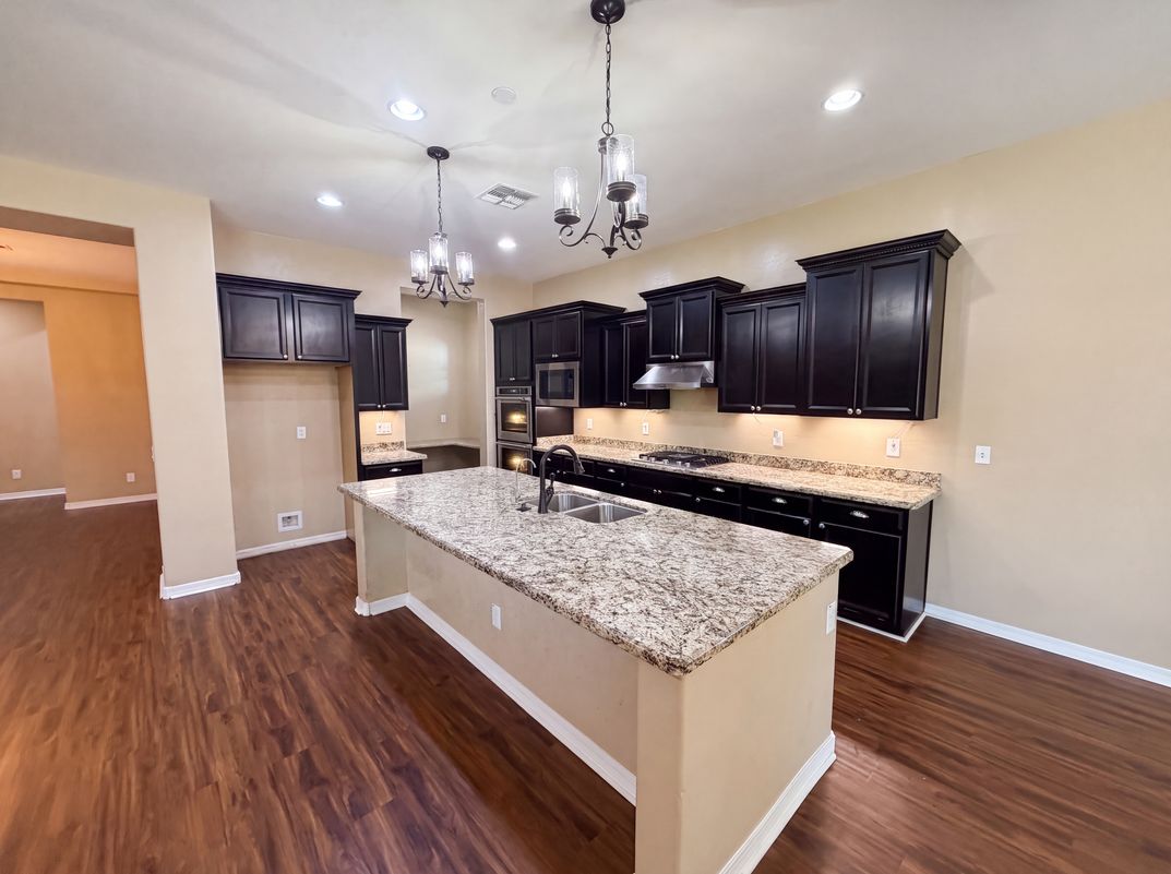 Property photo 2 of 18136 W Devonshire Ave