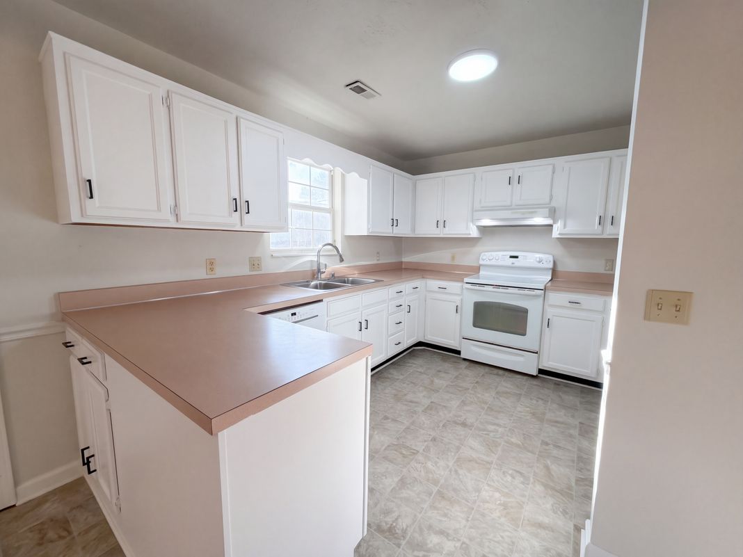 Property photo 2 of 1100 Burlingame Ct