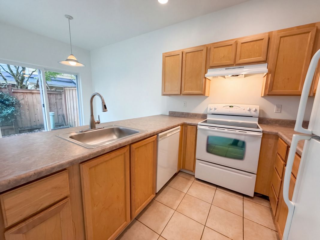 Property photo 2 of 546 NE Knott St