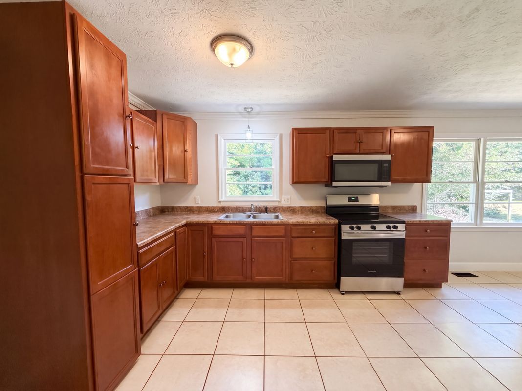 Property photo 2 of 3224 Sandhill Dr