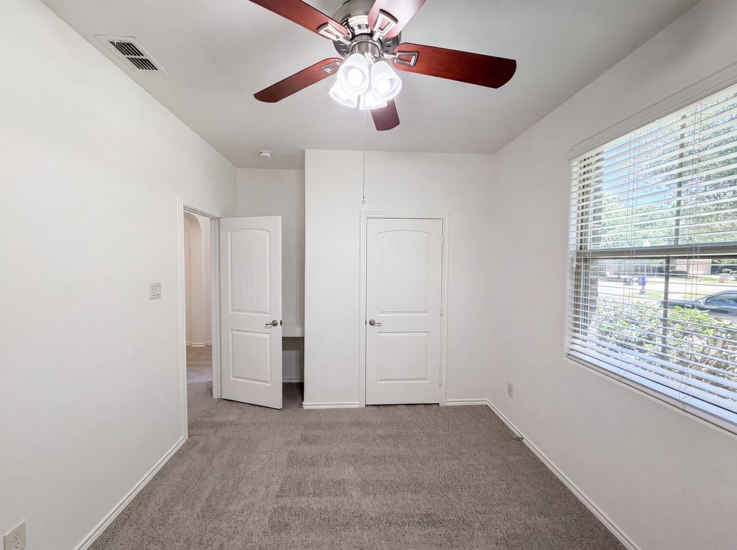 Photo 12 of 20 of 1108 Edgewater Dr, Azle, TX