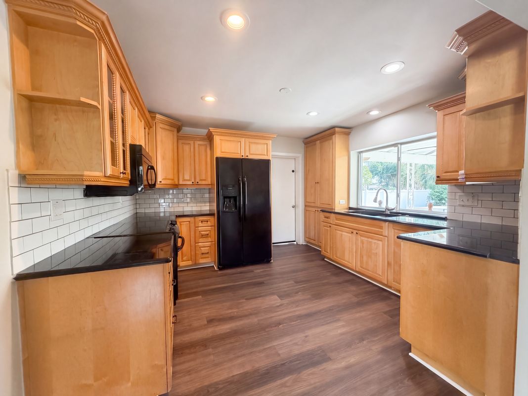 Property photo 2 of 601 Myrtle Way S