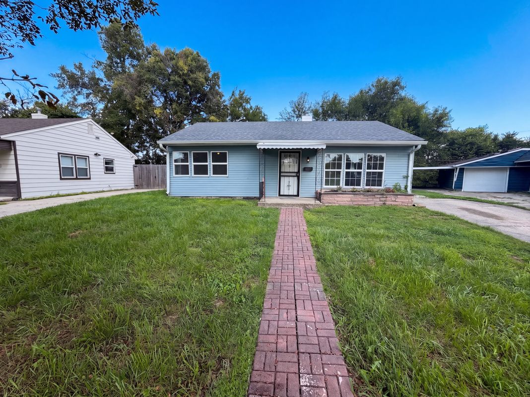 Property photo 1 of 1453 E Lynn Dr