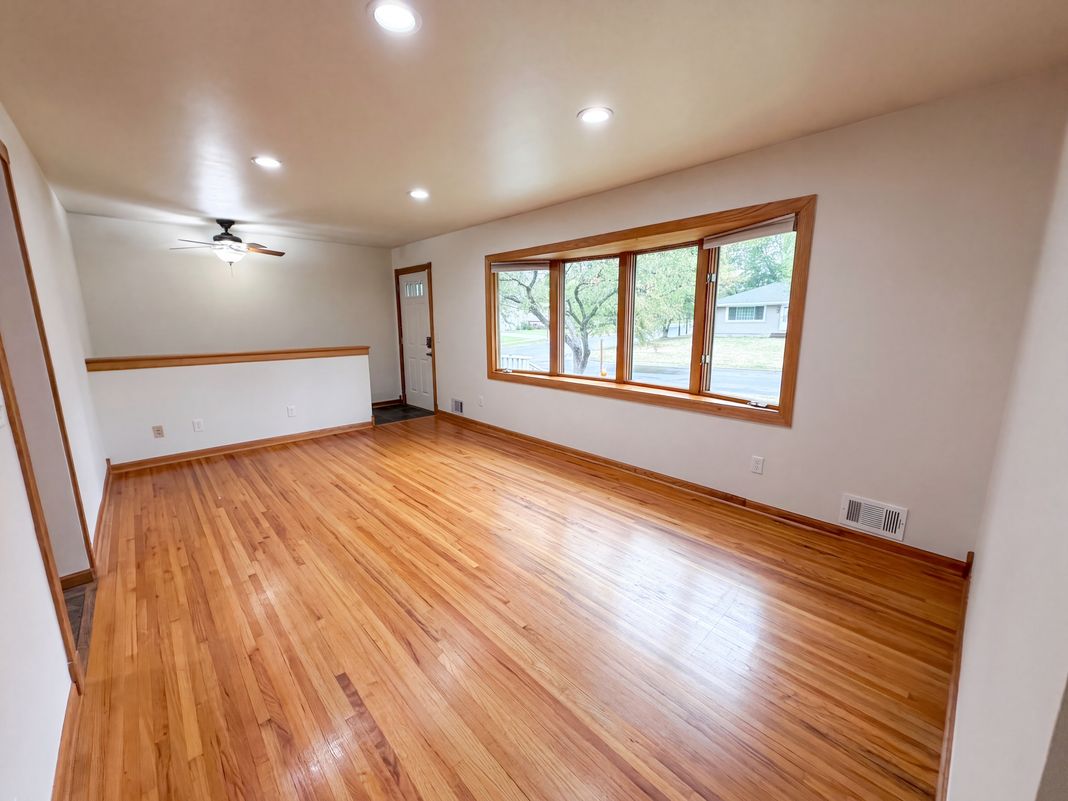 Property photo 3 of 6280 6th St NE