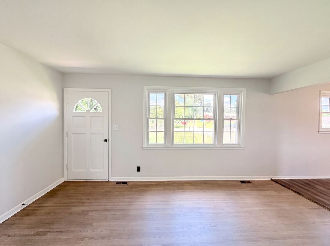 Photo 3 of 17 of 112 Norris Dr, Clarksville, TN