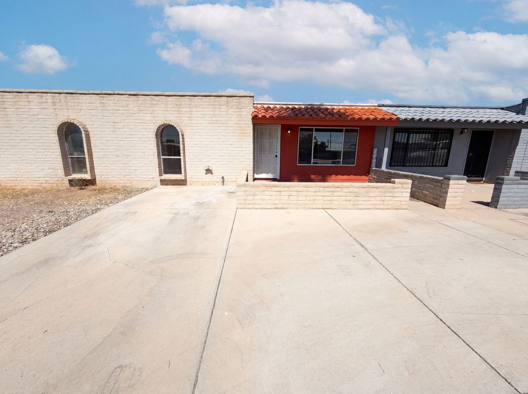 Property photo 1 of 2704 S Lands End Rd